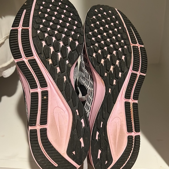 Worn once Nike Air Pegasus size 7. Husband bought and just didn’t wear - Picture 4 of 4